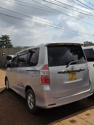 Toyota Noah 2.0 158hp AWD (8 Seater) 2009 Silver