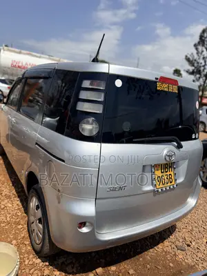 Toyota Sienta 2010 Silver