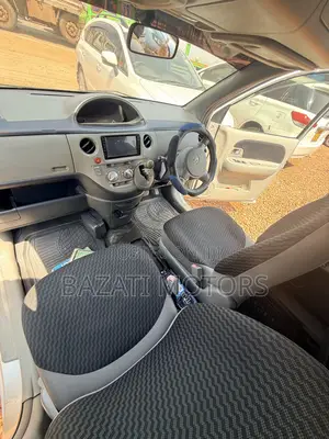 Toyota Sienta 2010 Silver