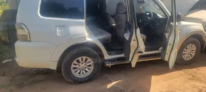 Mitsubishi Pajero 2010 Pearl
