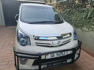 Toyota Noah 2012 Off white