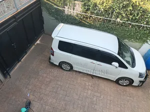 Toyota Noah 2012 Off white