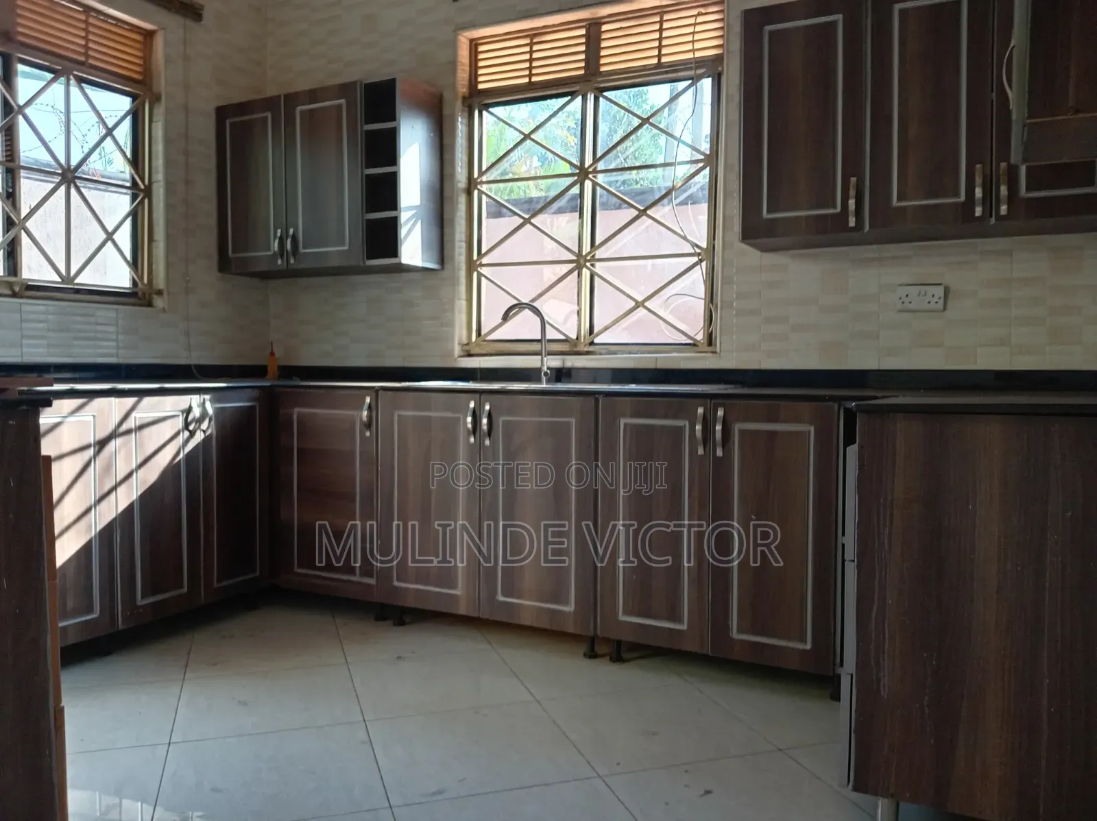 3bdrm House in Kira Mamerito. Kito for sale