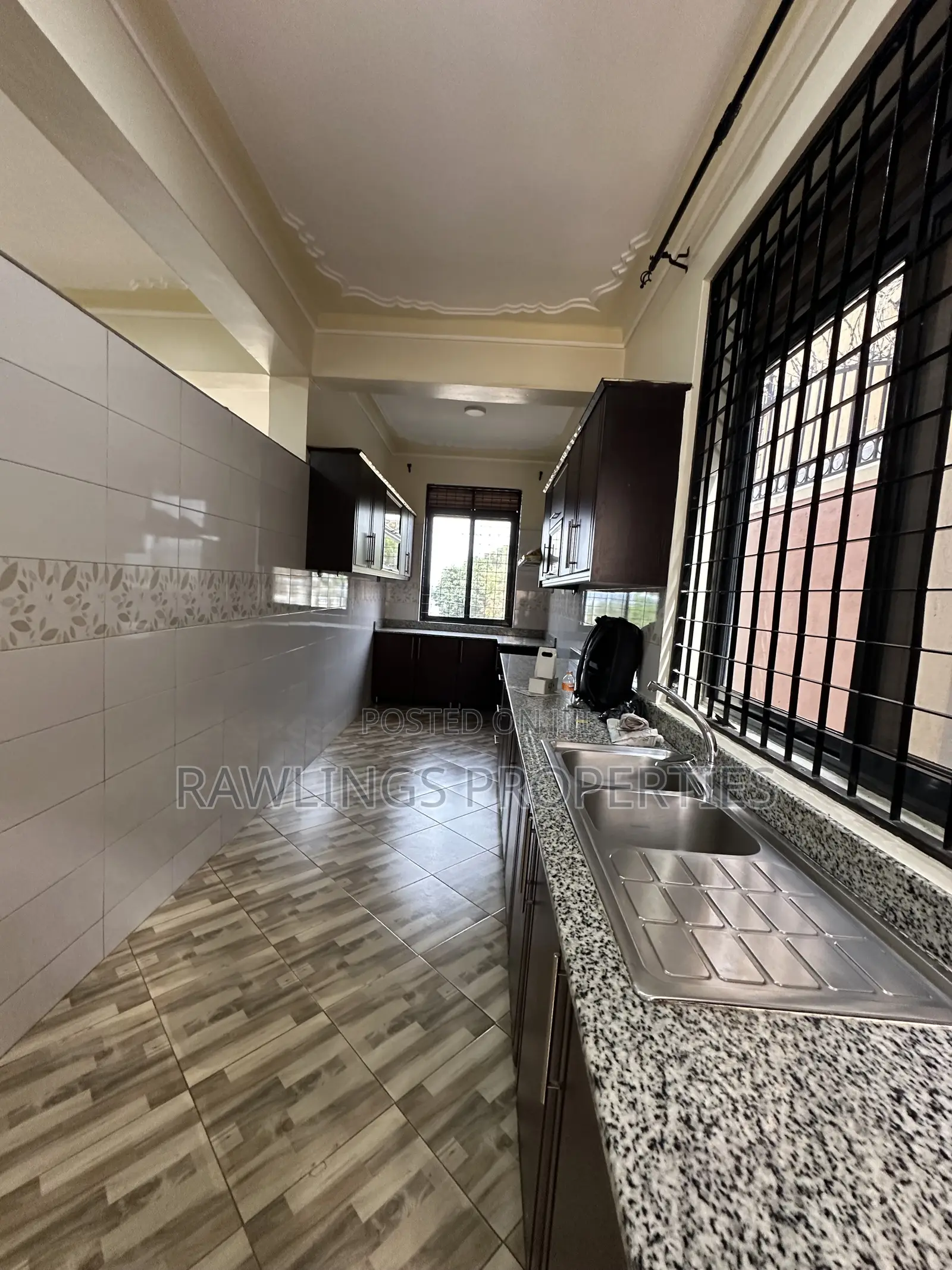 5bdrm Mansion in Diplomat, Makindye for rent