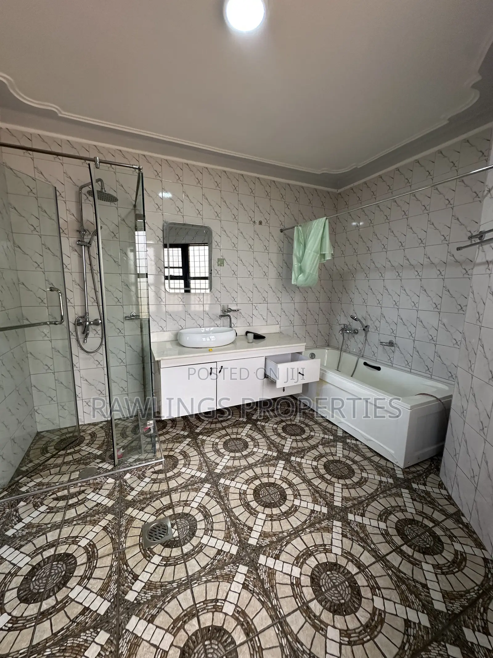 5bdrm Mansion in Diplomat, Makindye for rent