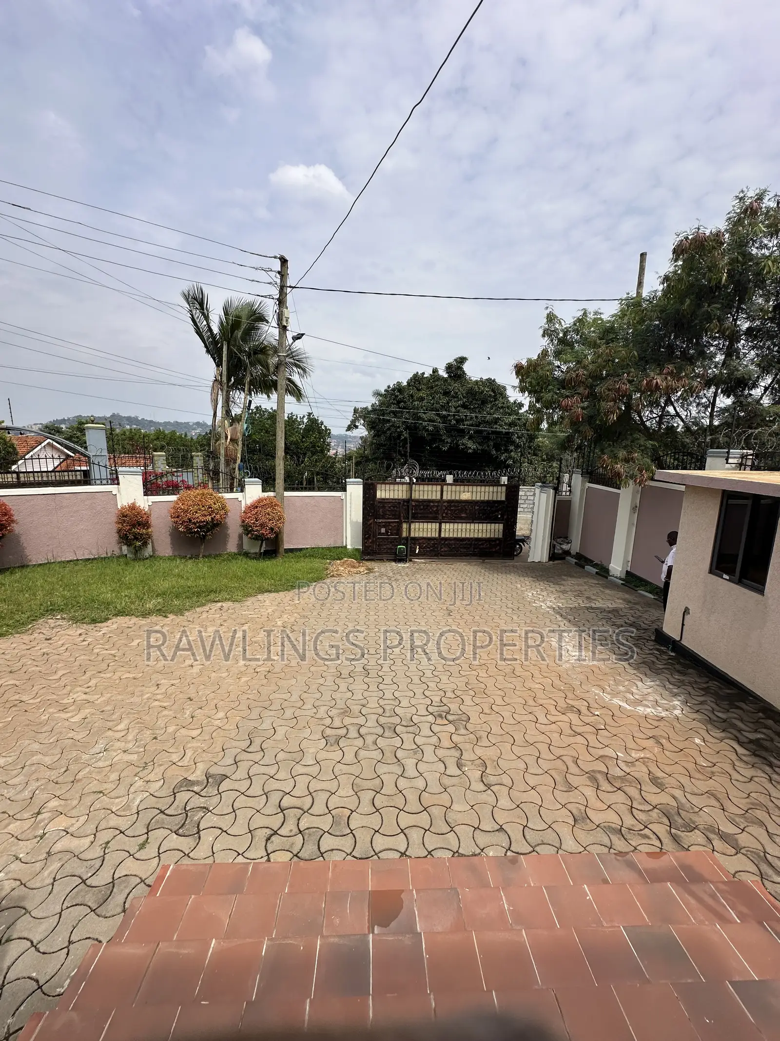 5bdrm Mansion in Diplomat, Makindye for rent