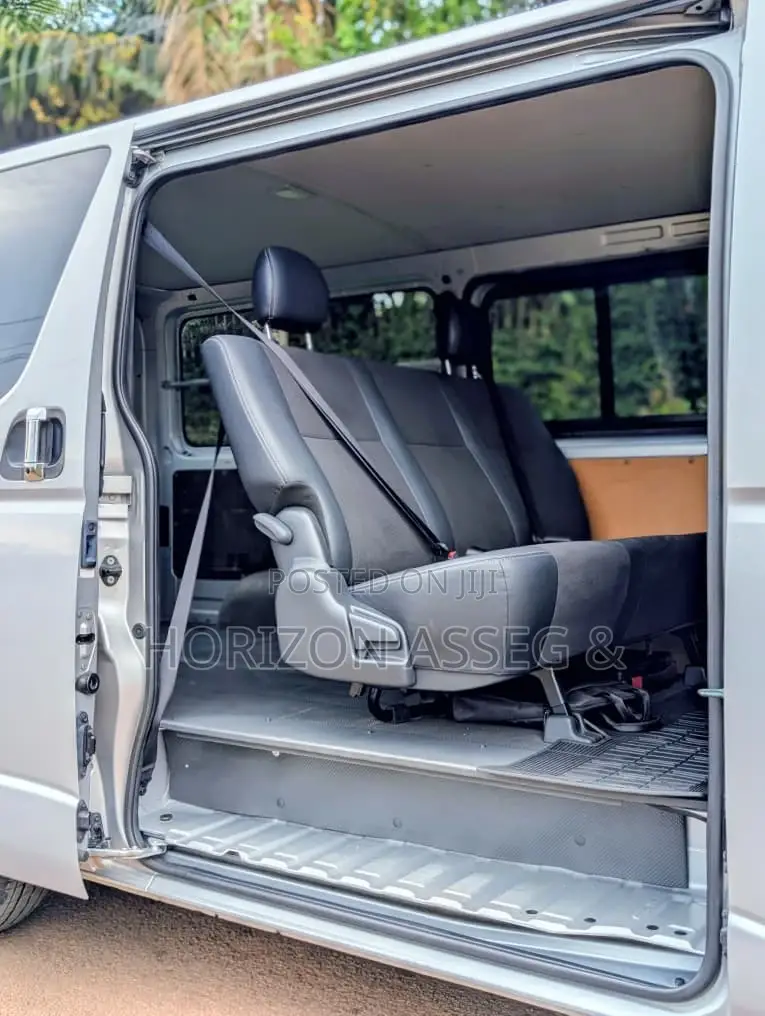 Toyota HiAce 2011 Silver