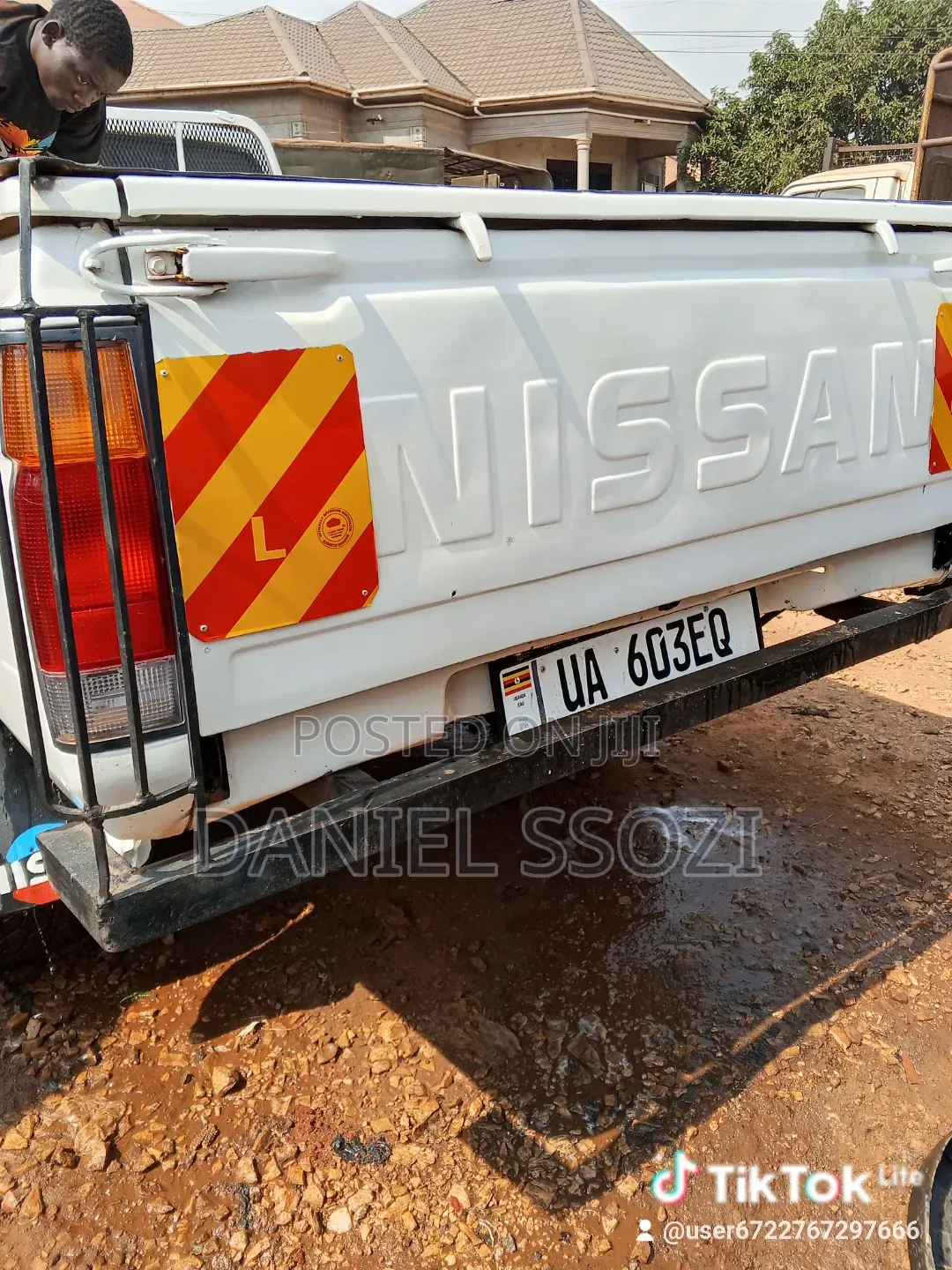 Nissan Pick-Up 1989 White