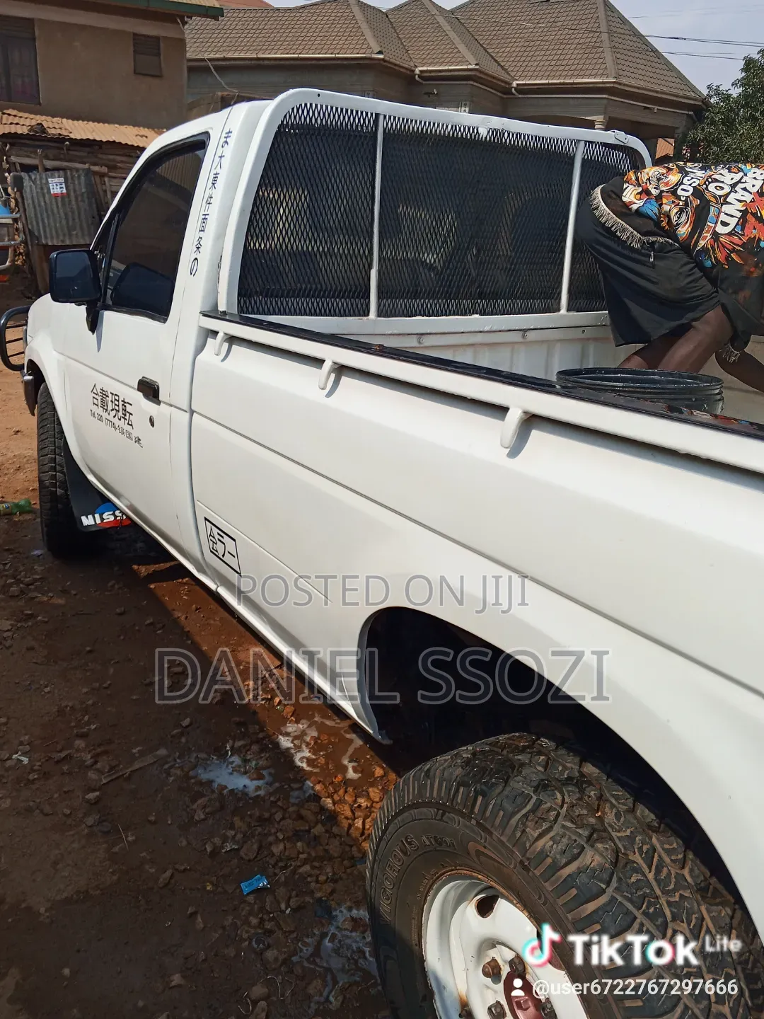 Nissan Pick-Up 1989 White