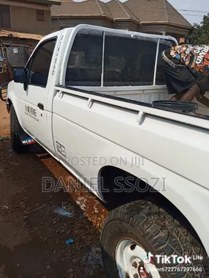 Nissan Pick-Up 1989 White