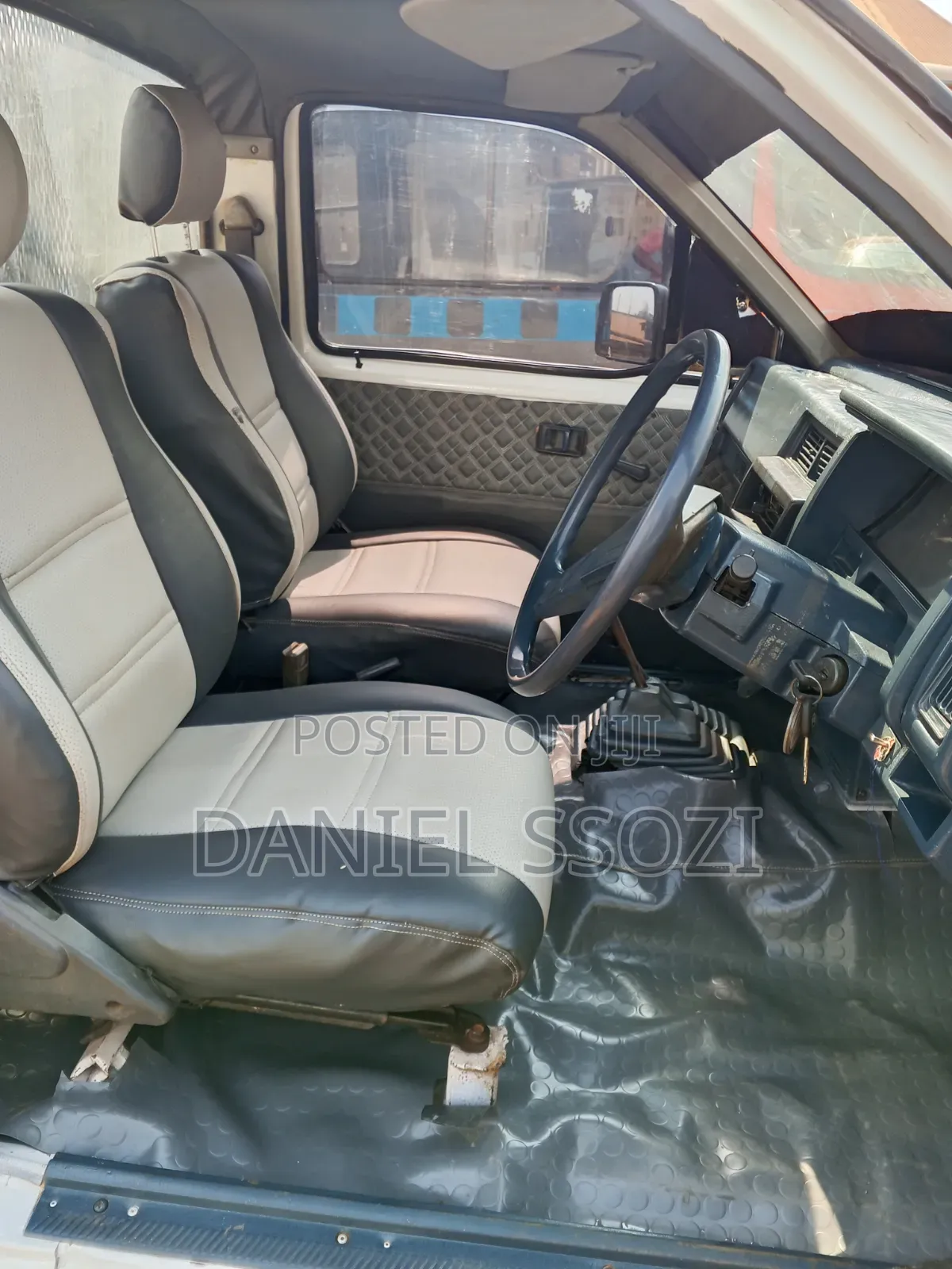 Nissan Pick-Up 1989 White
