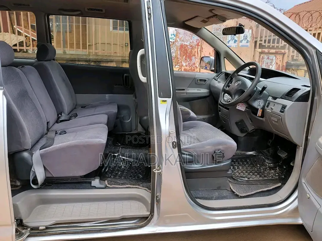 Toyota Noah 2006 Silver