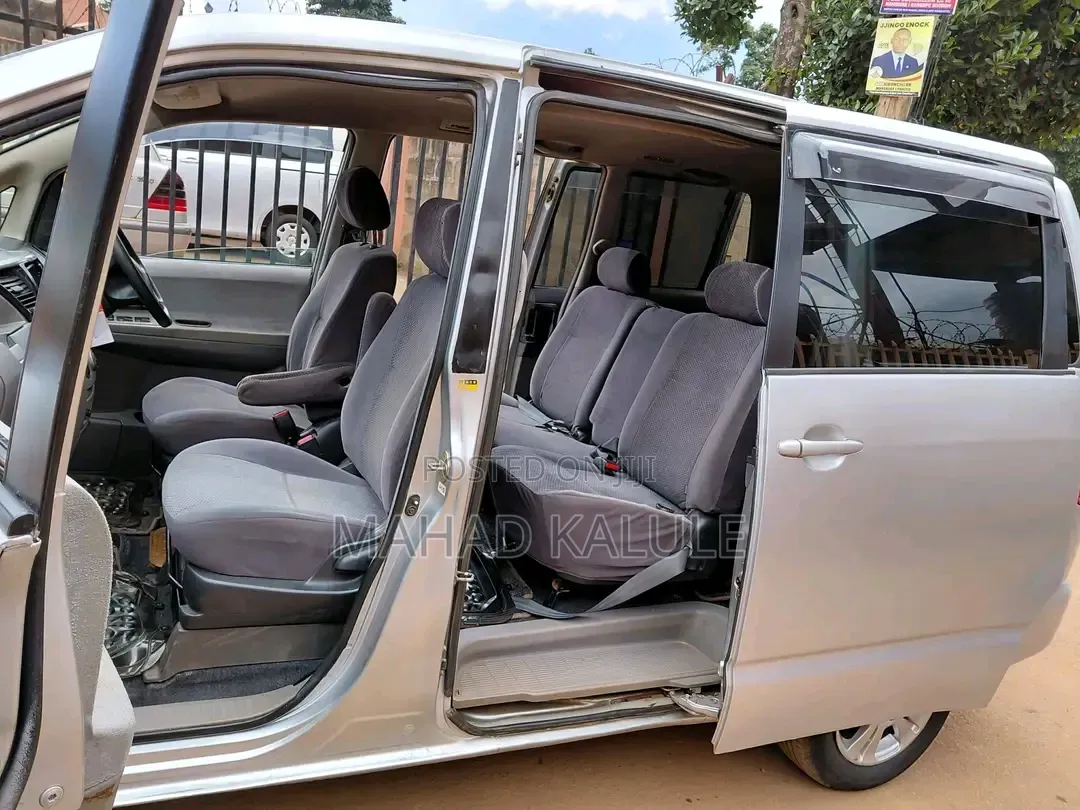Toyota Noah 2006 Silver