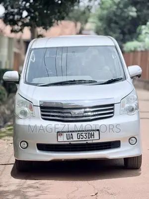Toyota Noah 2011 Silver