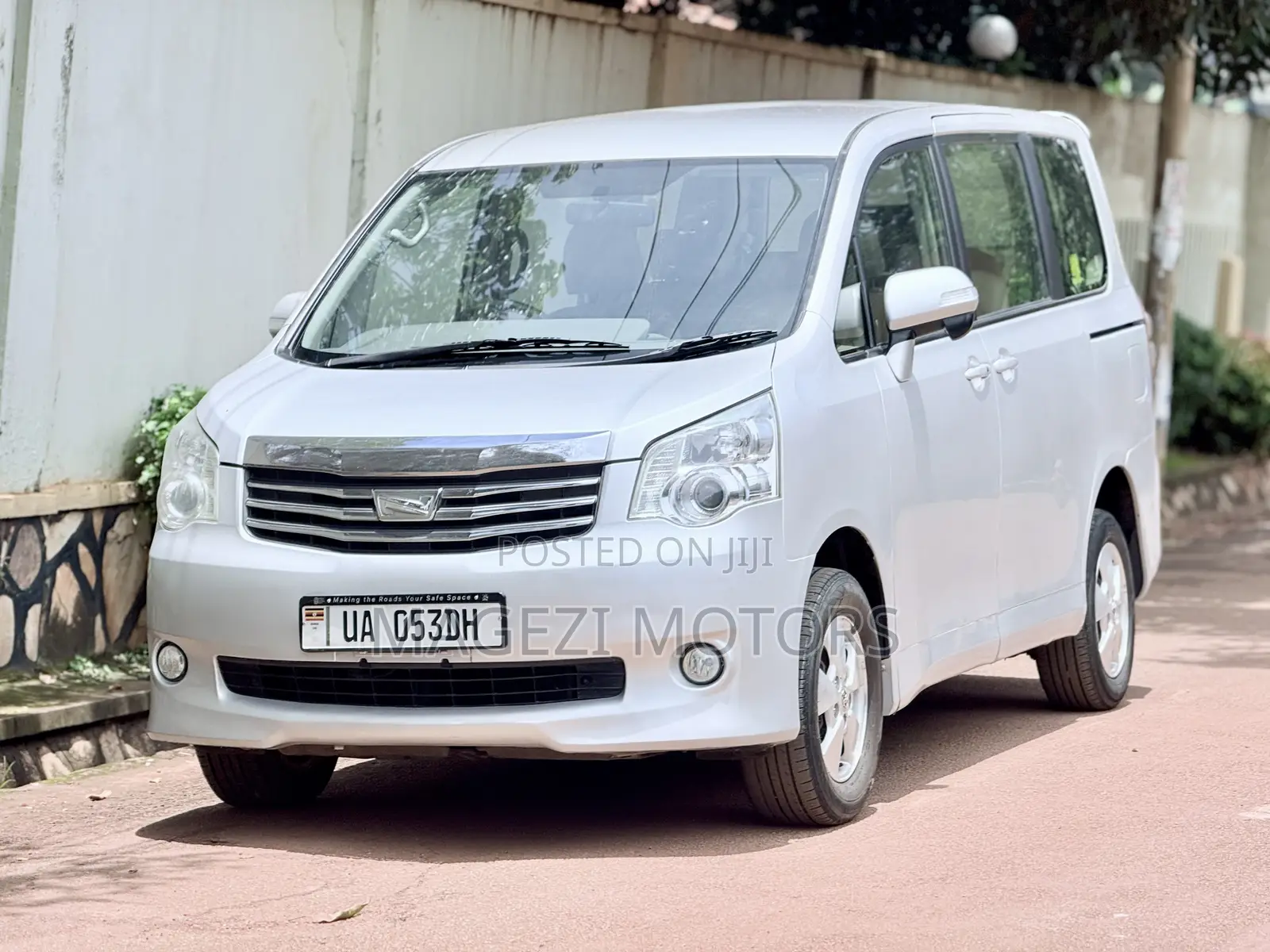 Toyota Noah 2011 Silver