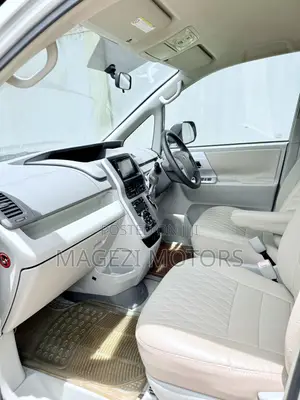 Toyota Noah 2011 Silver