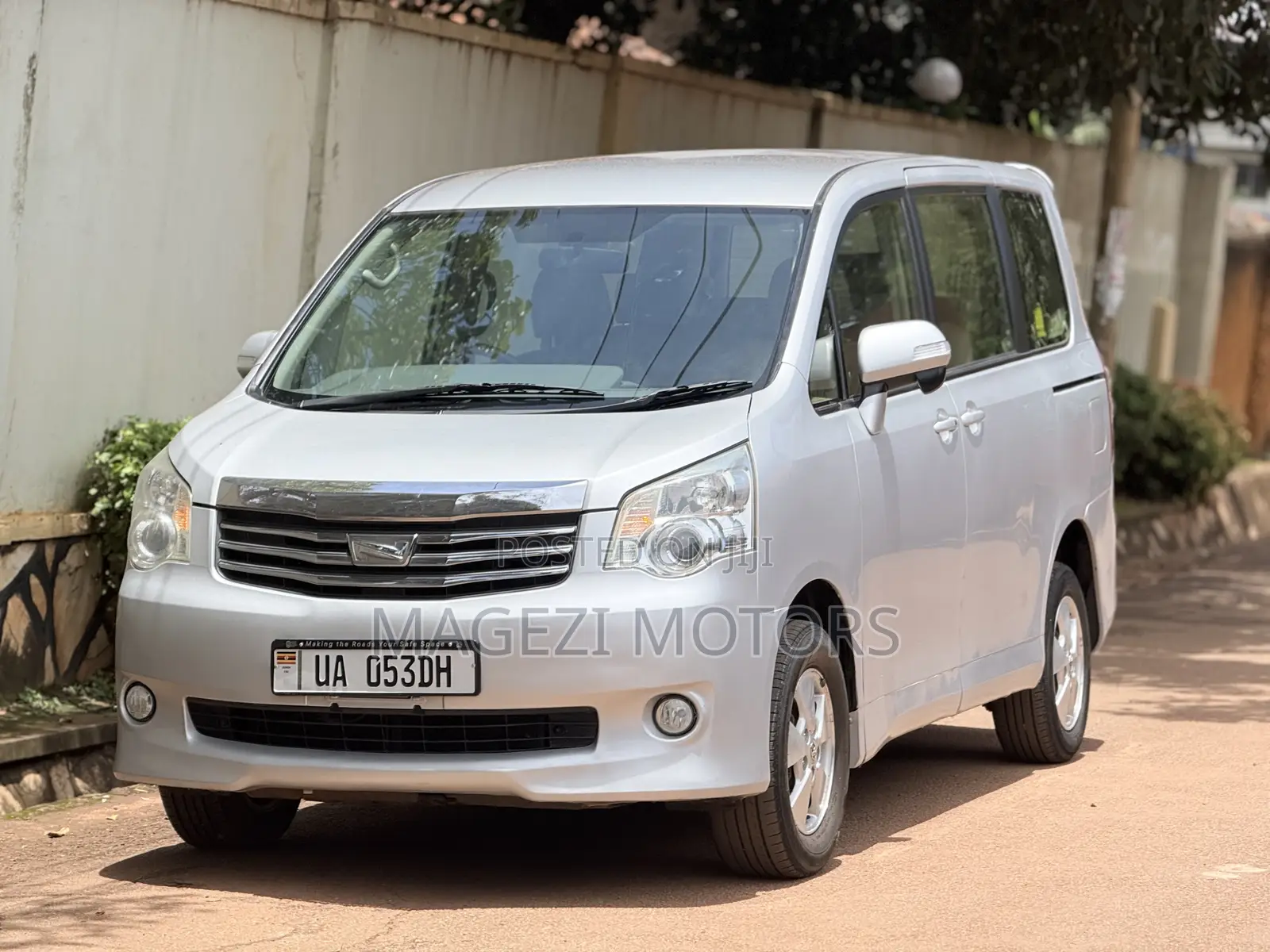 Toyota Noah 2011 Silver