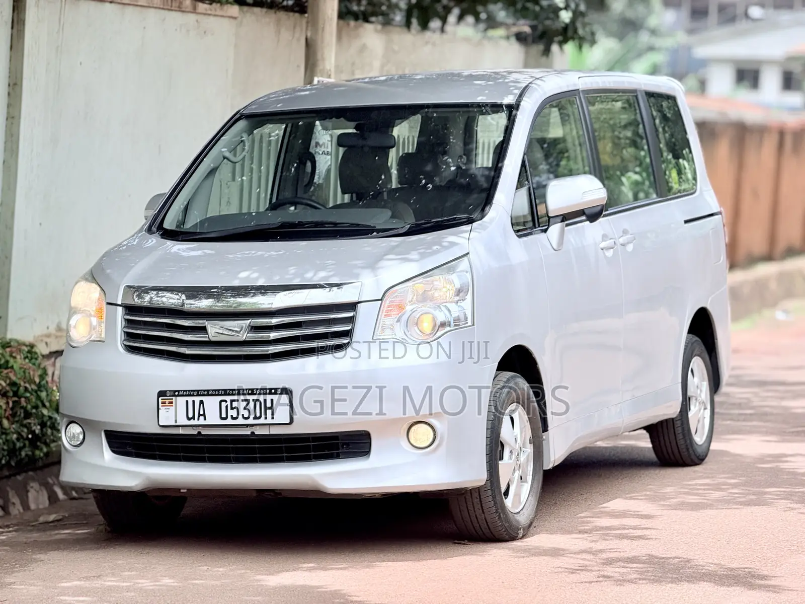 Toyota Noah 2011 Silver