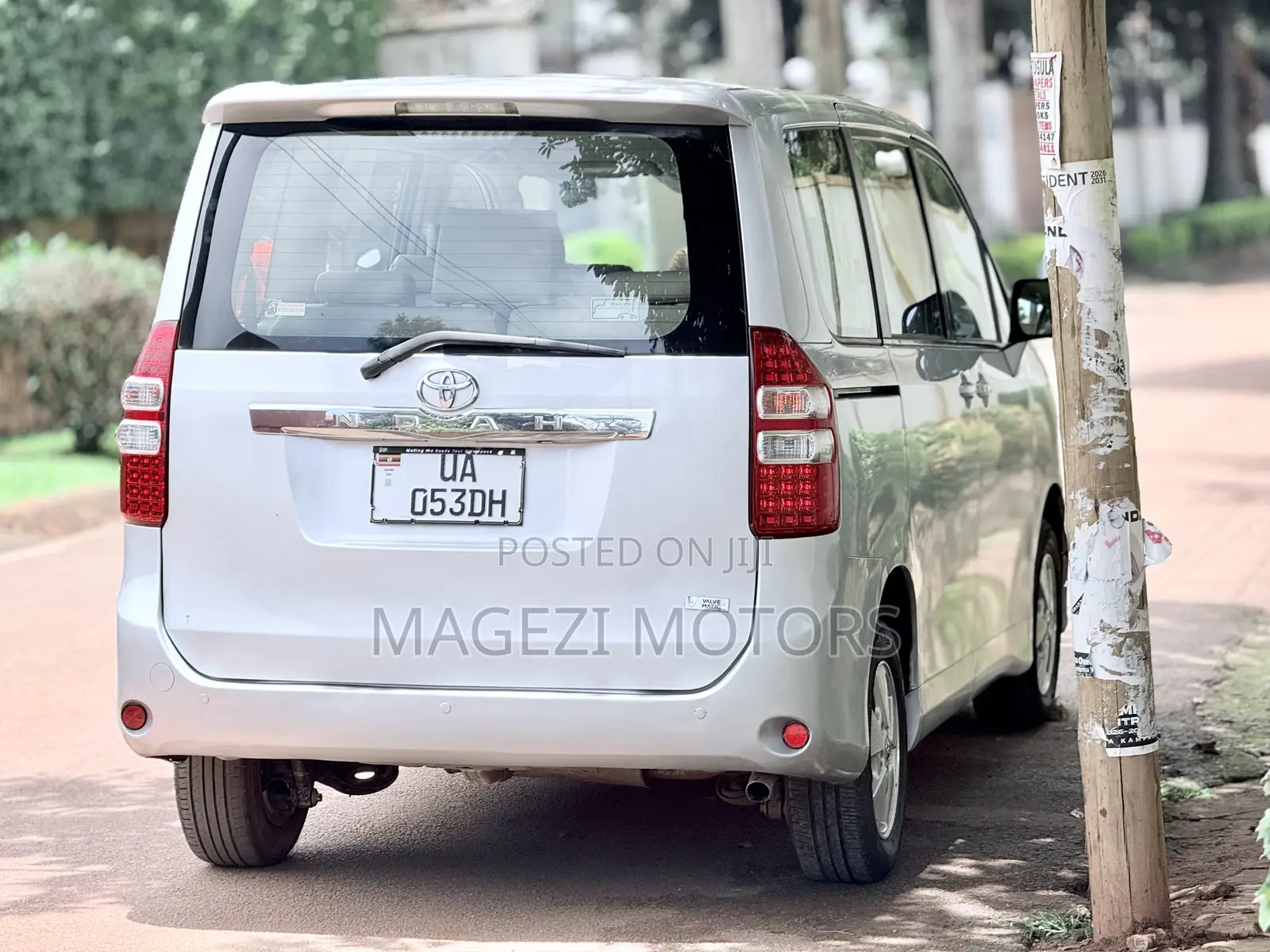 Toyota Noah 2011 Silver