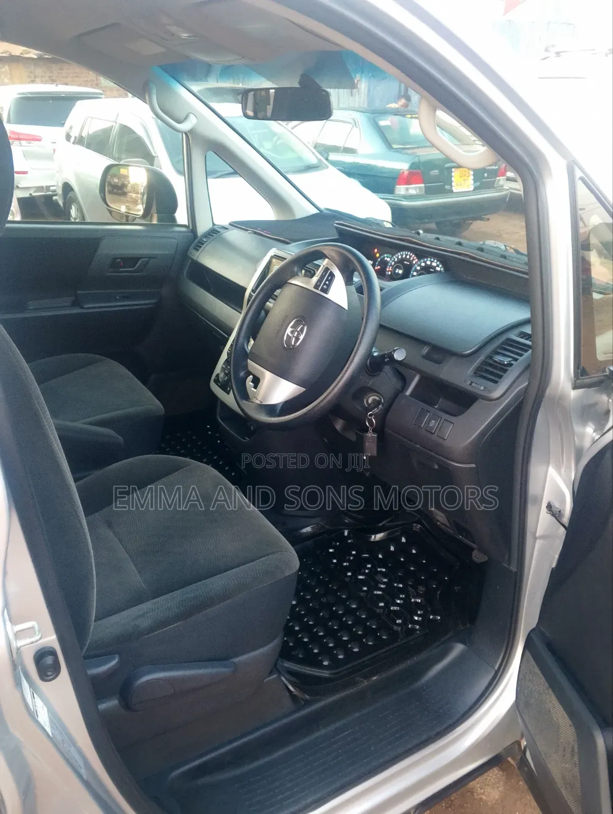 Toyota Noah 2012 Silver
