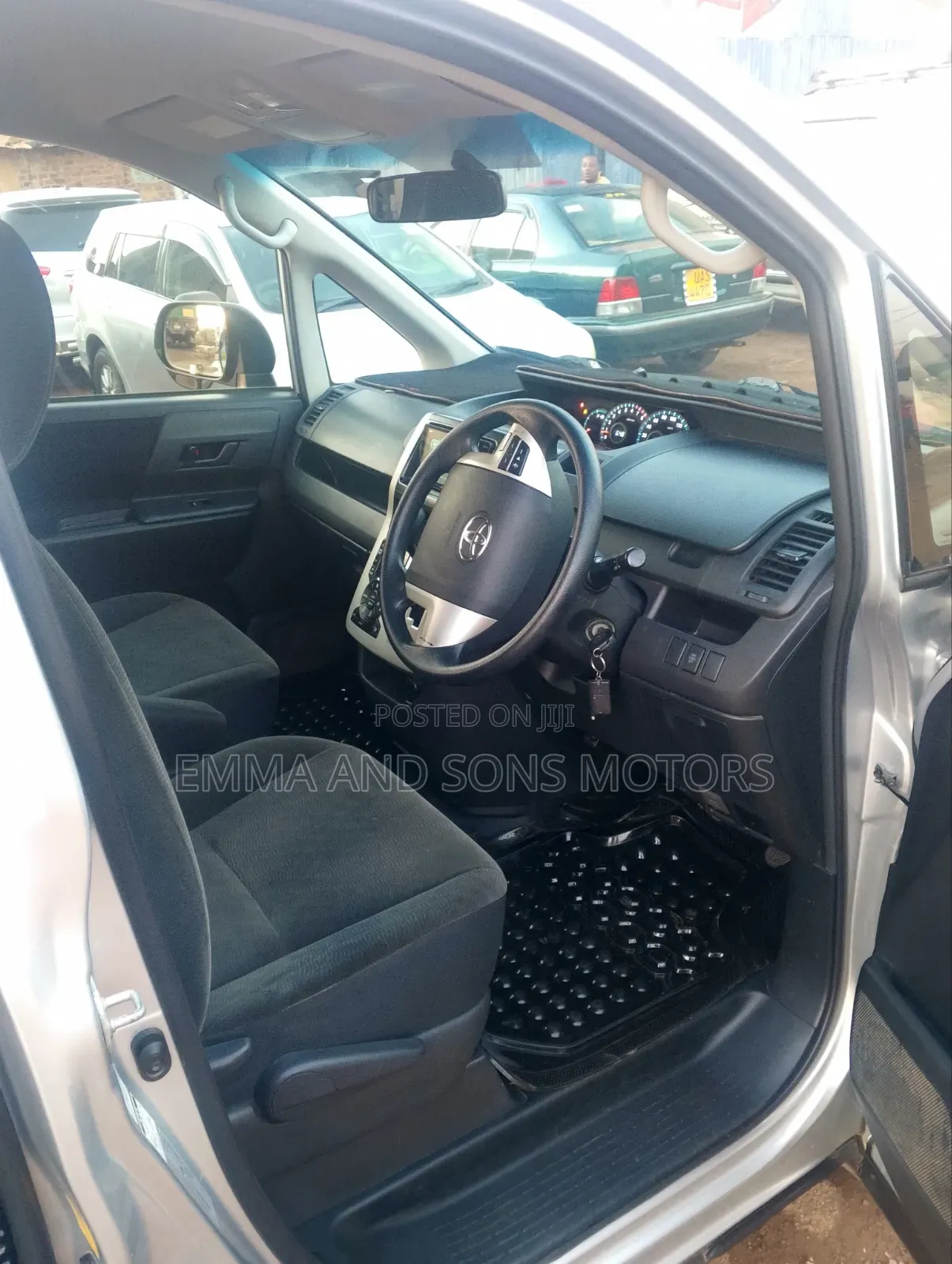 Toyota Noah 2012 Silver