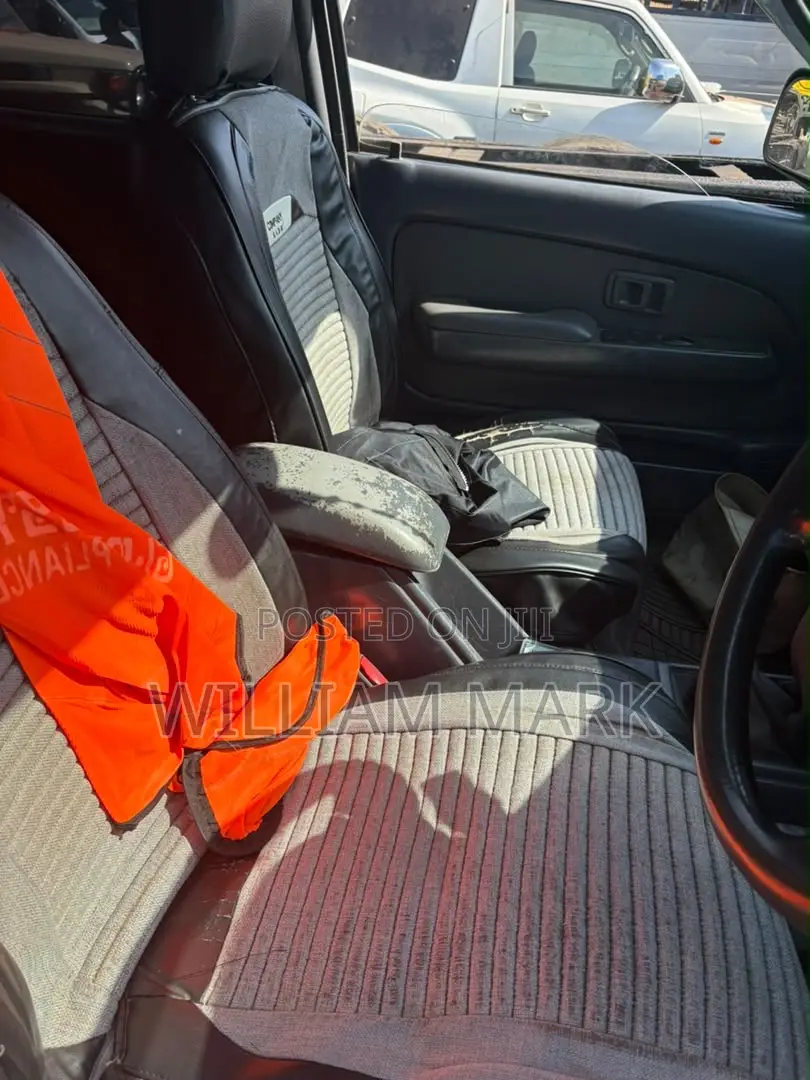 Toyota Hilux 2003 White