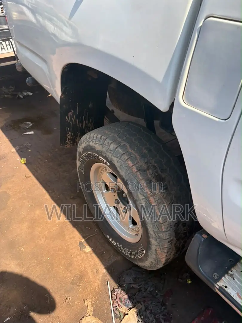 Toyota Hilux 2003 White