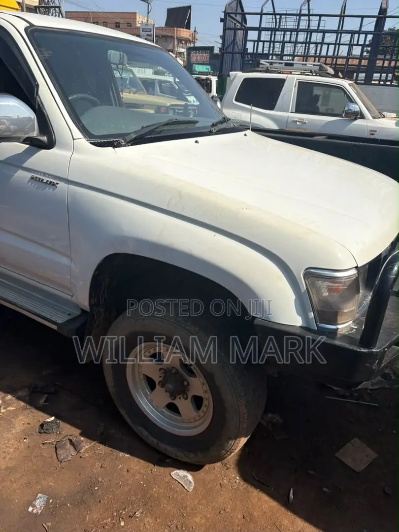 Toyota Hilux 2003 White