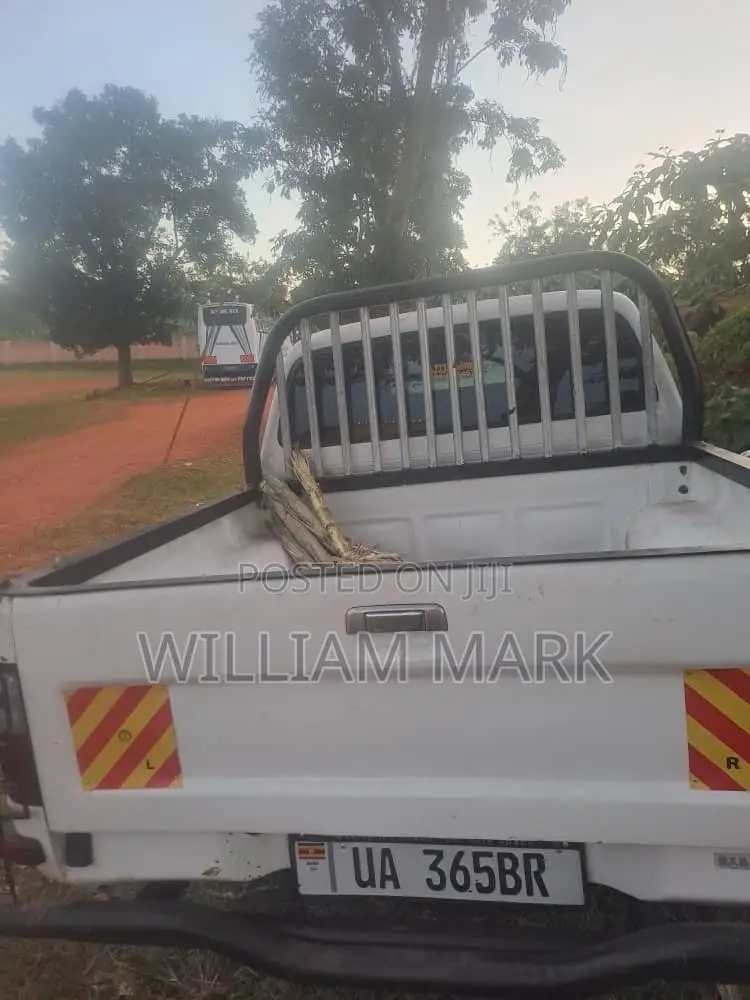 Toyota Hilux 2003 White