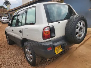Toyota RAV4 Automatic 2000 White