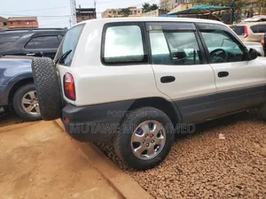 Toyota RAV4 Automatic 2000 White