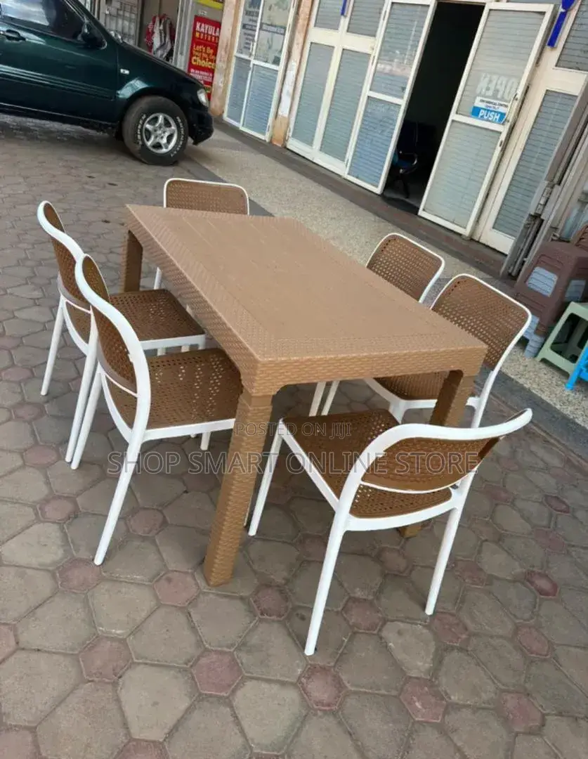 Bar Restaurant Dining Plastic Table and Chairs