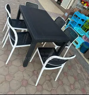 Indoor/Outdoor Plastic Table and Chairs Plastic Table and Chairs