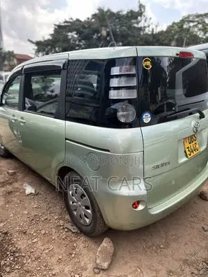 Toyota Sienta 2008 Green
