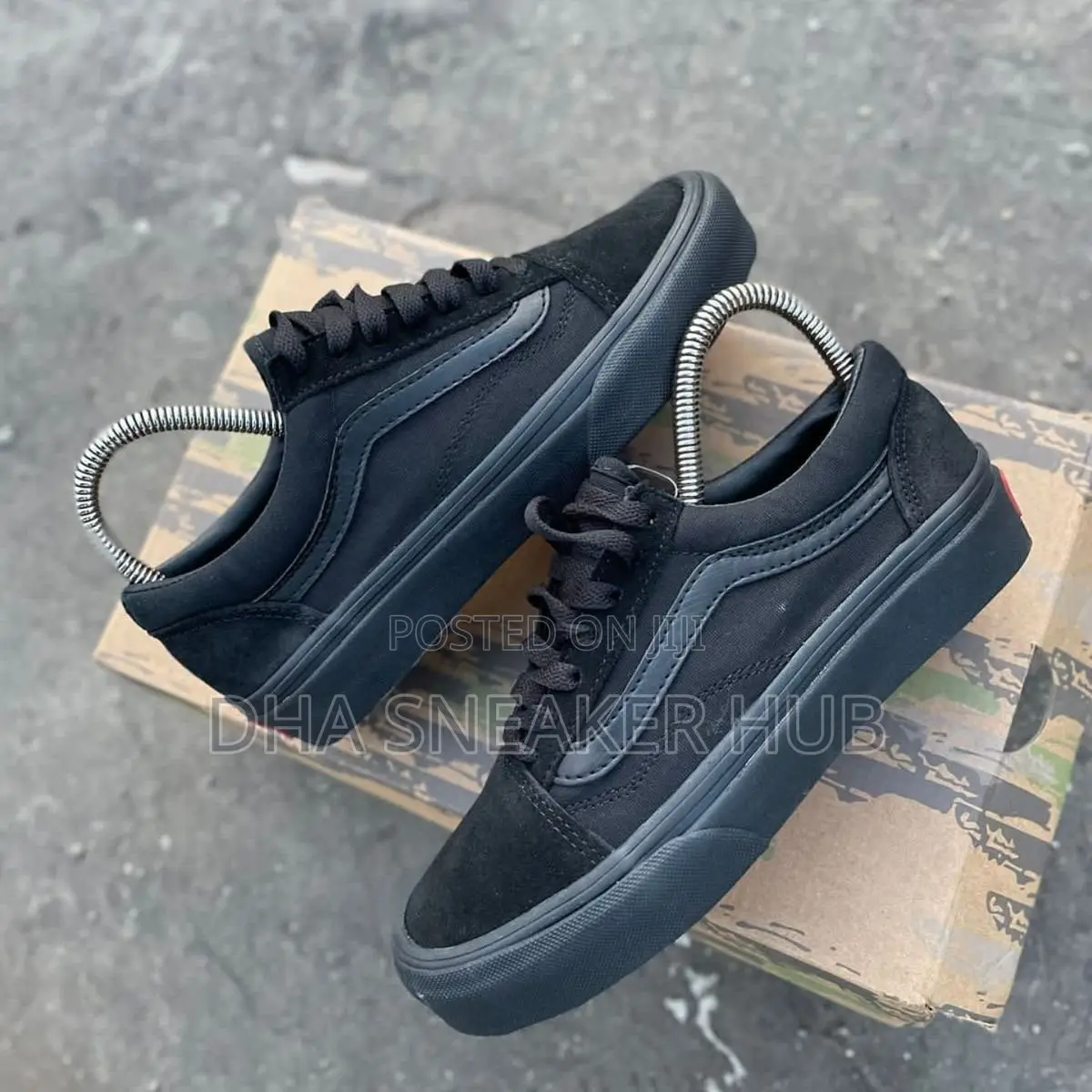 Vans Old Skool Plain Black Simple Sneakers