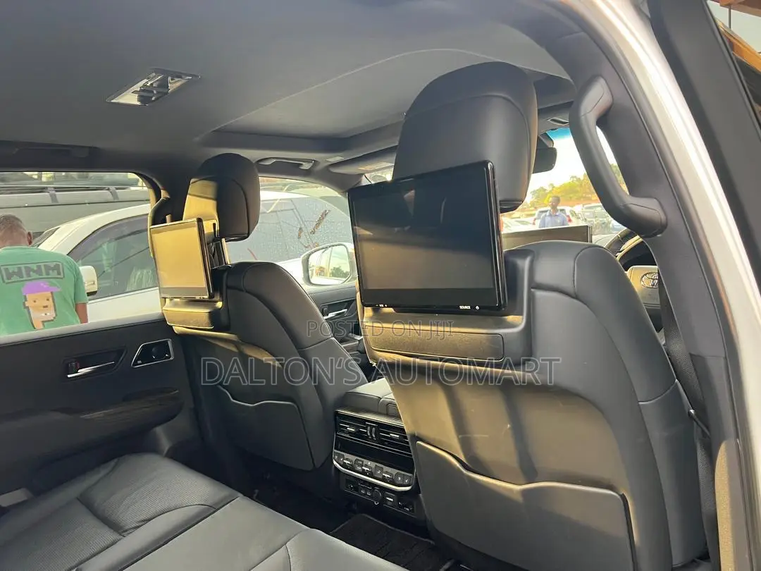 Toyota Land Cruiser LC300 2024 White