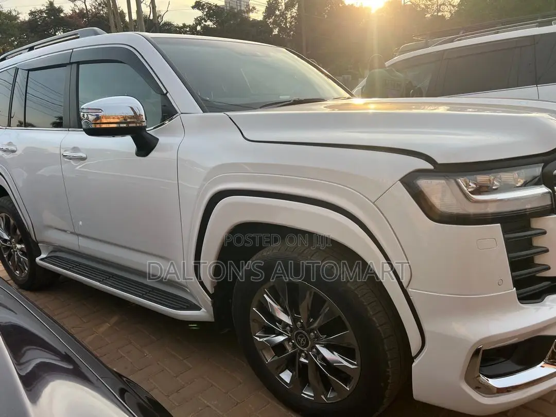 Toyota Land Cruiser LC300 2024 White
