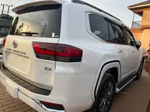 Toyota Land Cruiser LC300 2024 White
