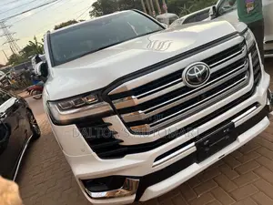Toyota Land Cruiser LC300 2024 White
