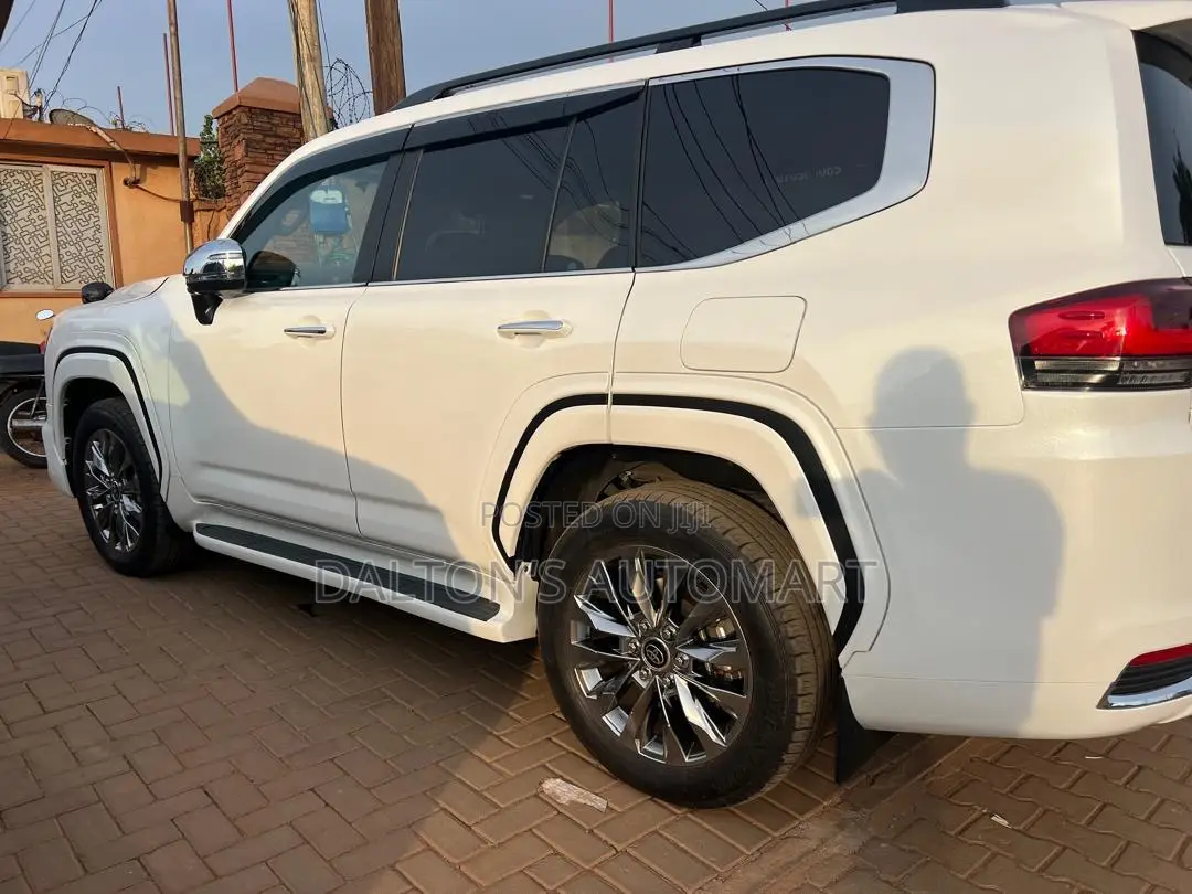 Toyota Land Cruiser LC300 2024 White
