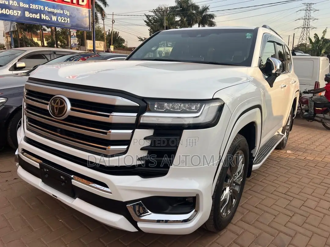 Toyota Land Cruiser LC300 2024 White