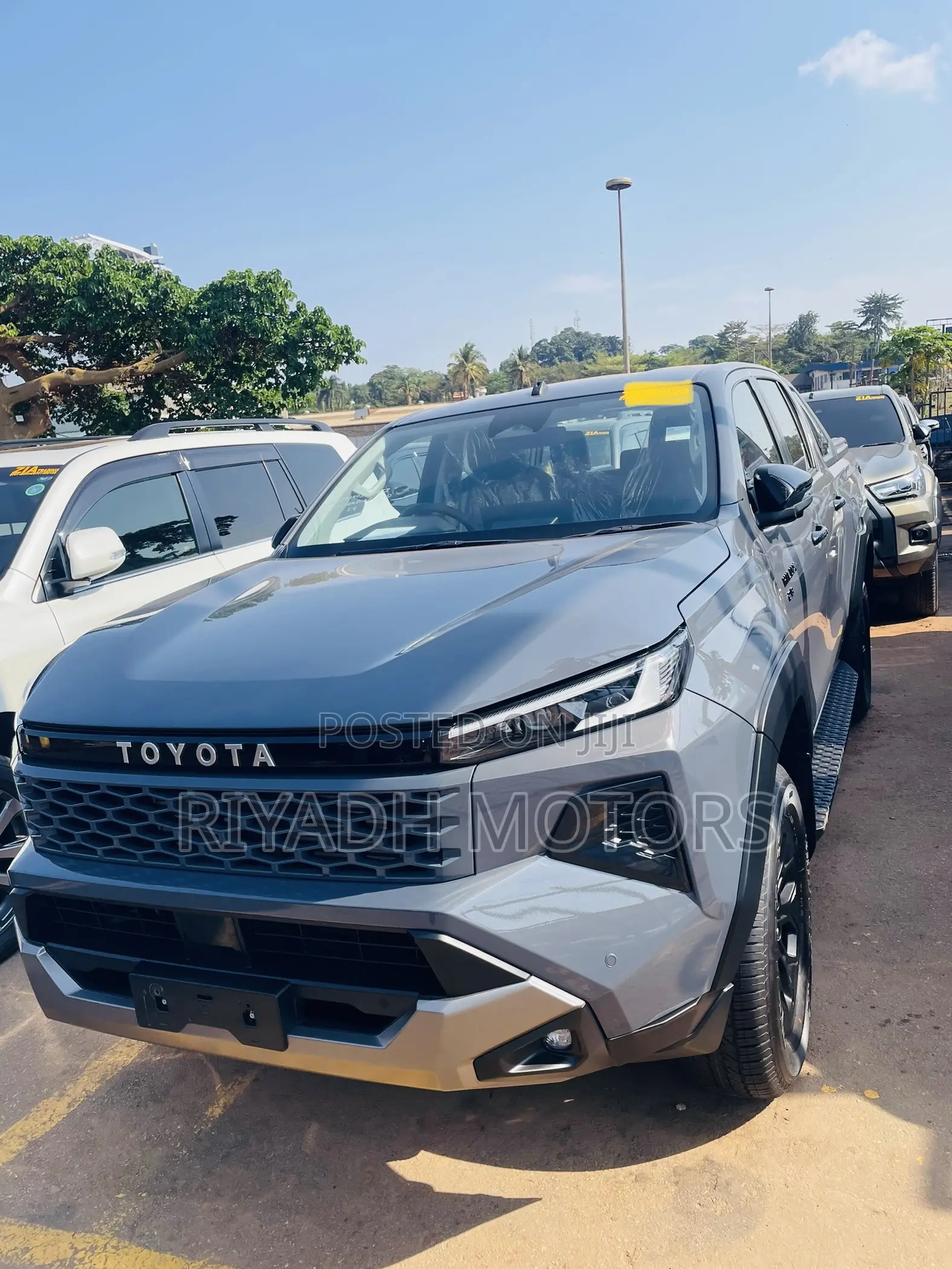 New Toyota Hilux 2025 Gray