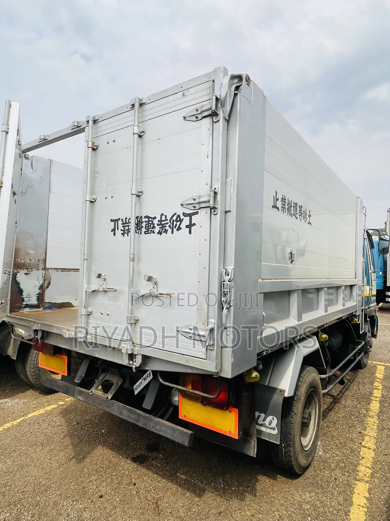 Hino Dumper