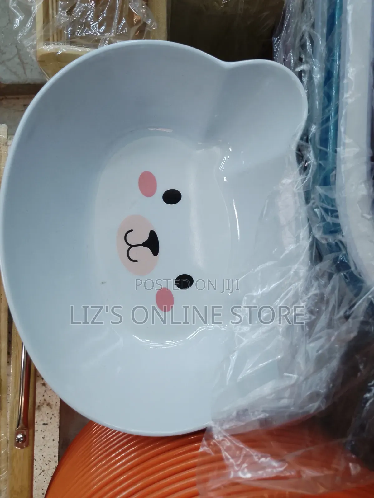 6 Pieces of White Plastic Bowl Plate
