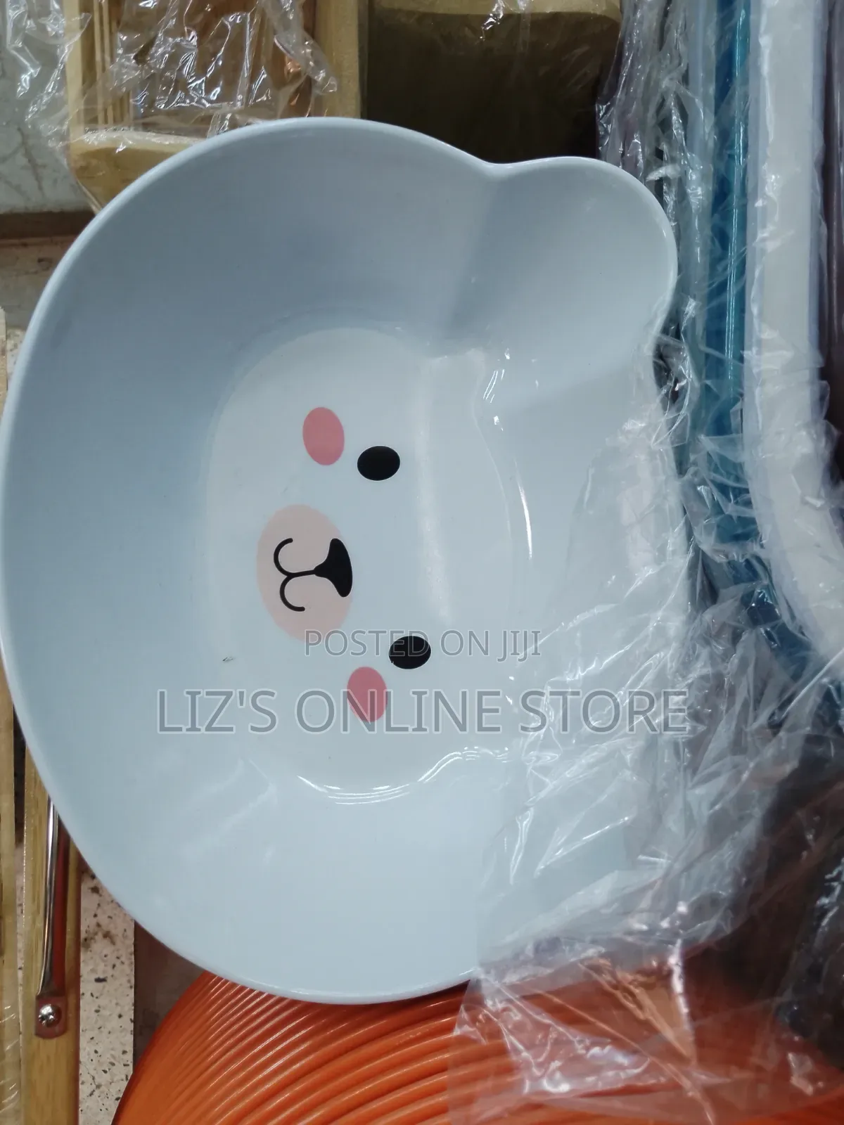 6 Pieces of White Plastic Bowl Plate