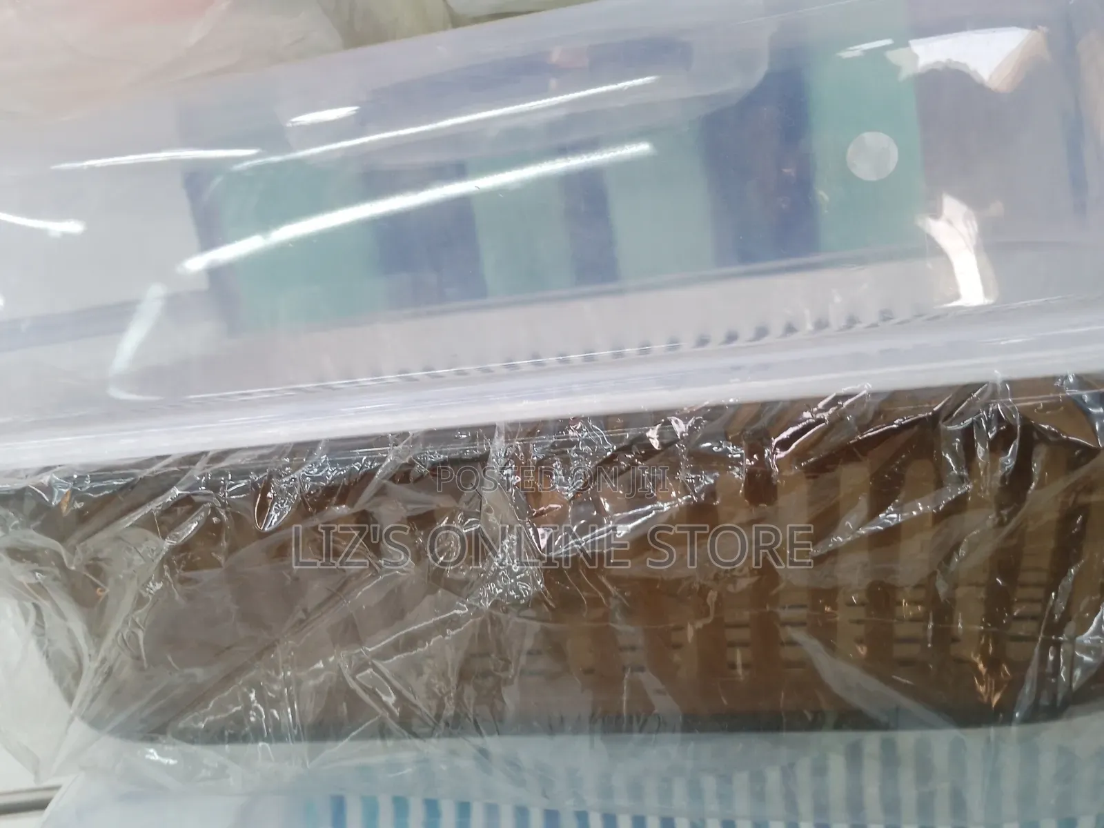 Plastic Dish Drying Rack With a Transparent Dust Cover Lid.