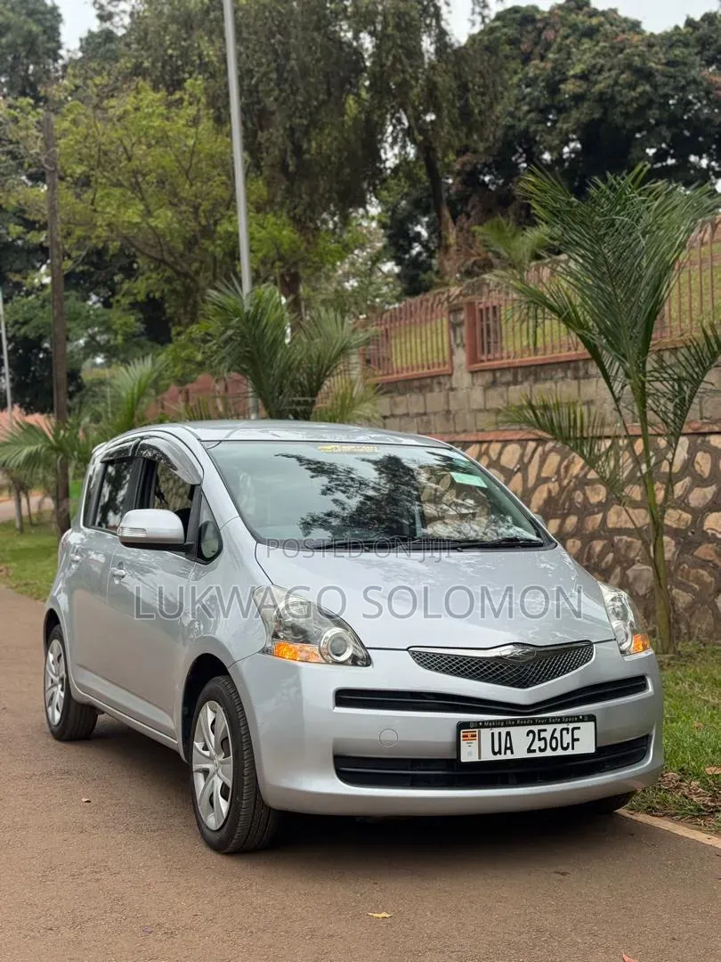 Toyota Ractis 2010 Silver