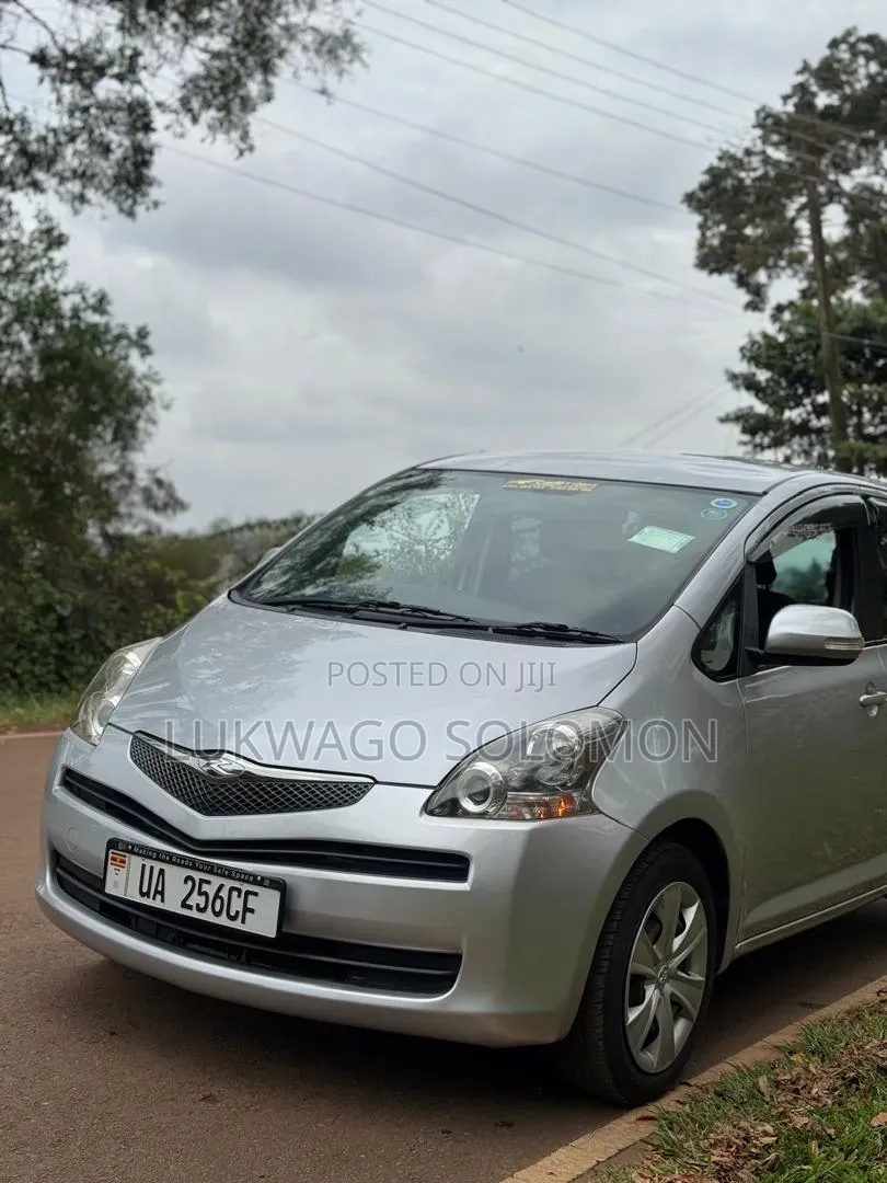 Toyota Ractis 2010 Silver