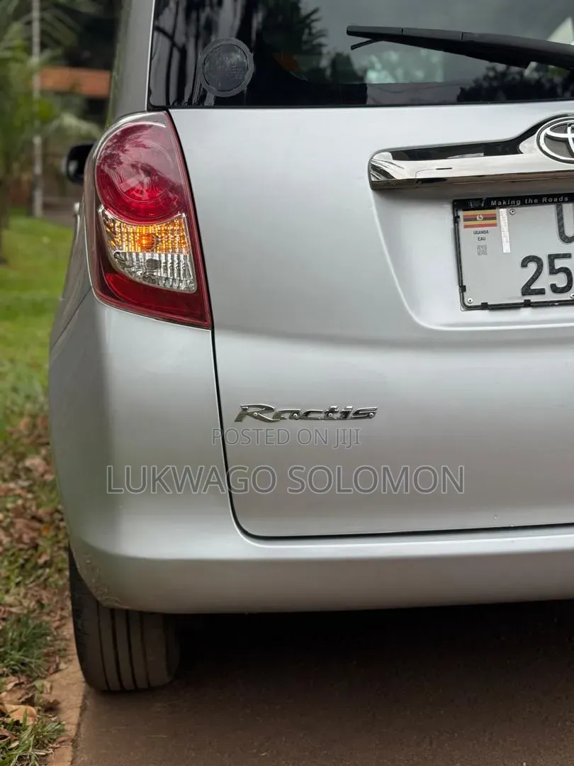 Toyota Ractis 2010 Silver