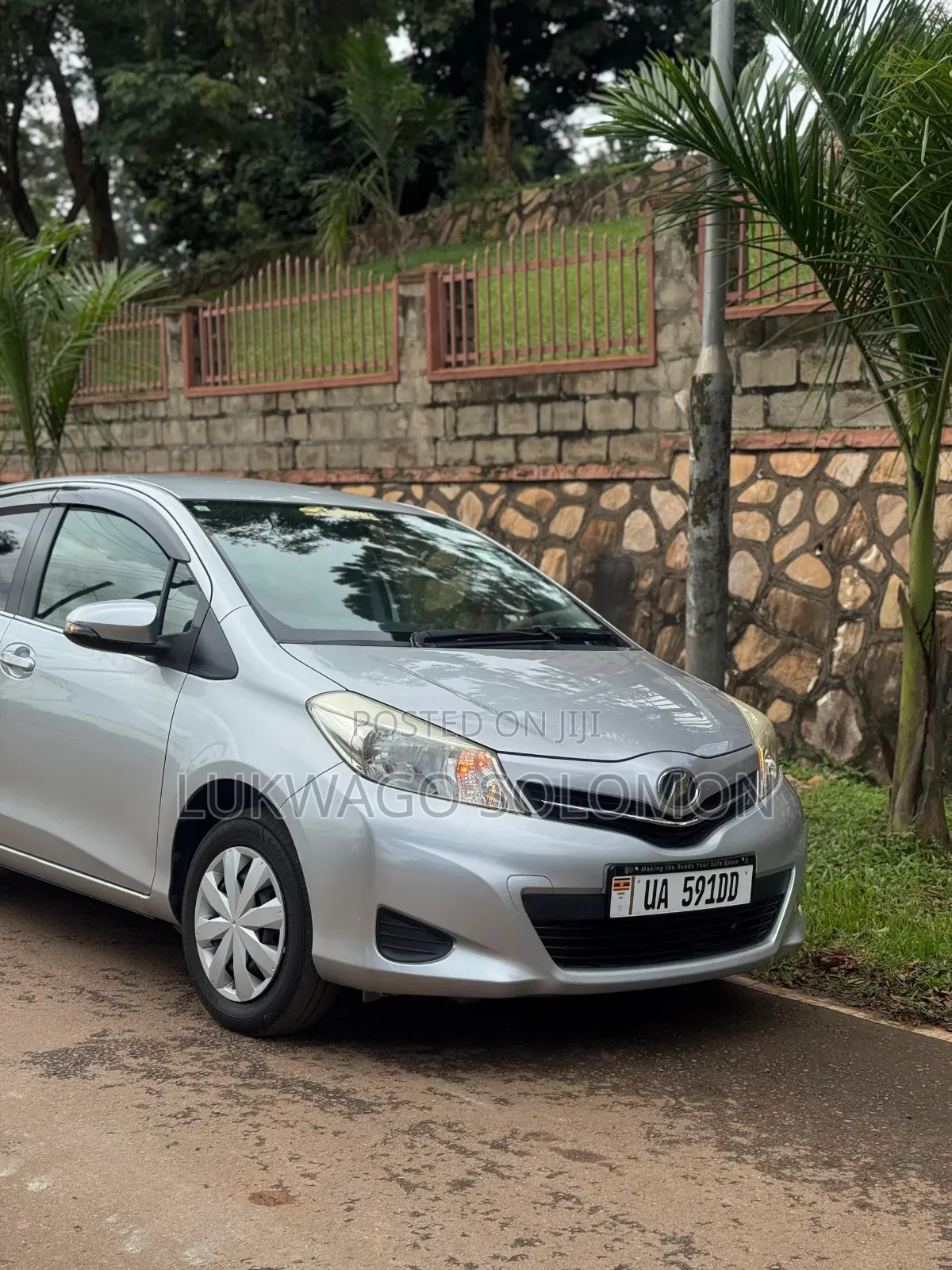 Toyota Vitz 2012 Silver